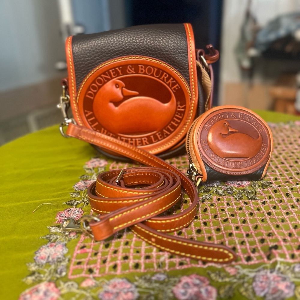 DOONEY & BOURKE BIG DUCK CROSSBODY & COIN PURSE SET